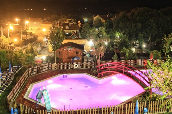 /campings/espana/principado-de-asturias/asturias/costa-verde-este/Ribadesella/vista-nocturna-camping-ribadesella.jpg