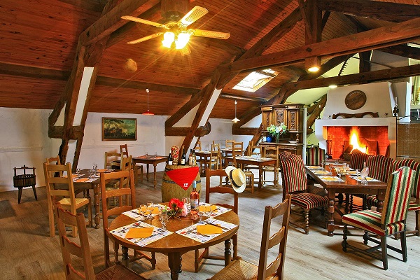 /campings/francia/languedoc-rosellon/aude/DomaineArnauteille/restaurant-2.jpg