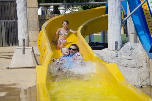 /campings/francia/languedoc-rosellon/pirineos-orientales/LesJardinsCatalans/piscine-24-2.jpg