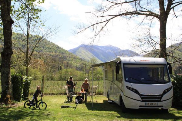 campings/francia/midi-pirineos/ariege/LeHautSalat/emplacement-campingcar.jpg