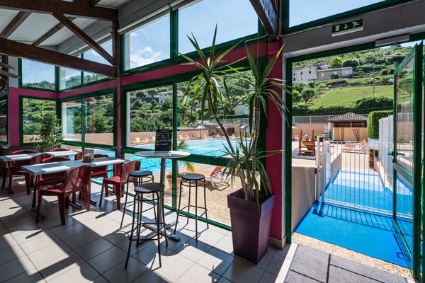 campings/francia/midi-pirineos/aveyron/DelaCascade/bar-vue-sur-piscine-cascade.jpg