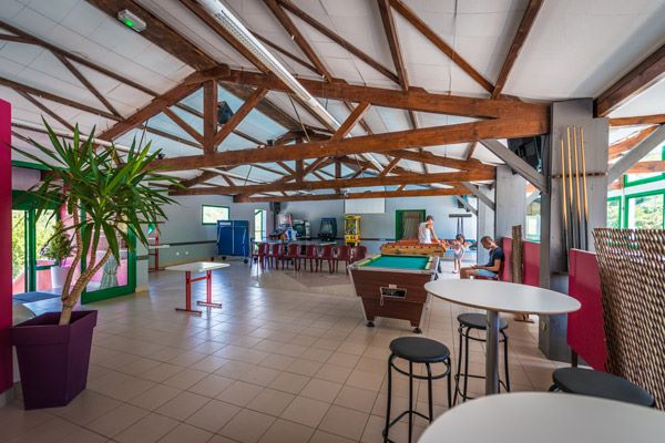 campings/francia/midi-pirineos/aveyron/DelaCascade/salle-piscine-cascade.jpg