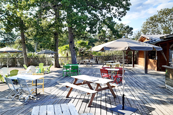 /campings/francia/midi-pirineos/gers/LesRivesDuLac/huttopia-camping-lac-de-l-uby-galerie-photos-centre-de-vie-terrasse.png