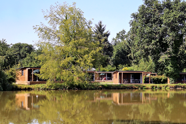 /campings/francia/midi-pirineos/gers/LesRivesDuLac/huttopia-camping-lac-de-l-uby-galerie-photos-hebergements-chalet-lac.png