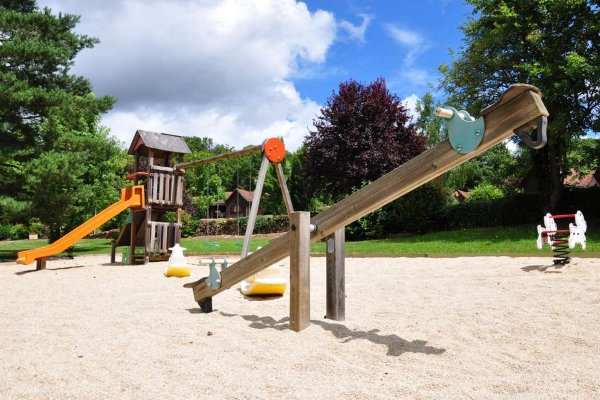 /campings/francia/midi-pirineos/lot/LesChaletsdeThegra/parque-infantil.png