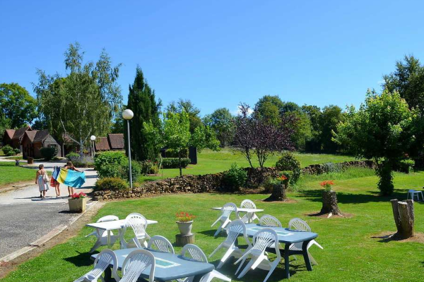 /campings/francia/midi-pirineos/lot/LesChaletsdeThegra/terraza.png