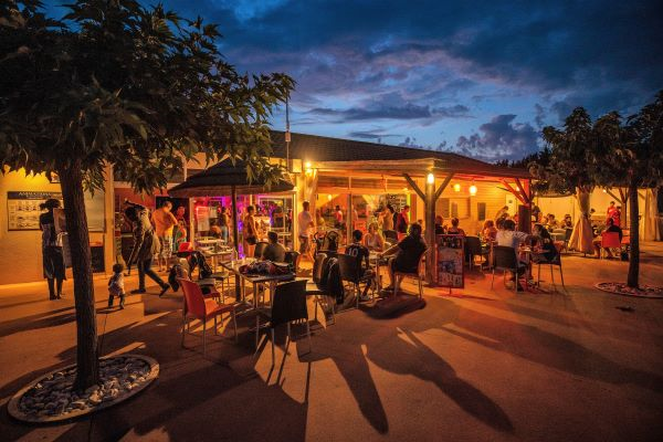 campings/francia/paises-del-loira/loira-atlantico/LesBrillas/en-soire-8.png