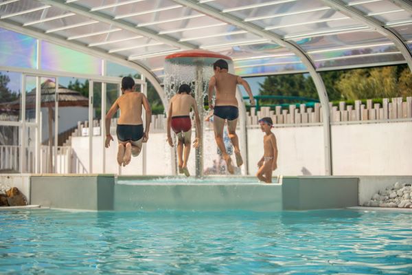 campings/francia/paises-del-loira/loira-atlantico/LesBrillas/piscine-intrieur-6.jpg