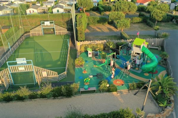 campings/francia/paises-del-loira/vandea/BelAir/terrain-sport-aire-de-jeu-2.jpg