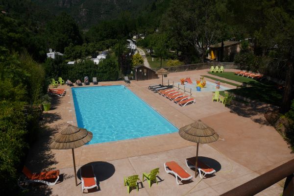 /campings/francia/rodano-alpes/ardeche/MasdeChampel/49c19-vue-piscine-camping-de-terrasse.jpg
