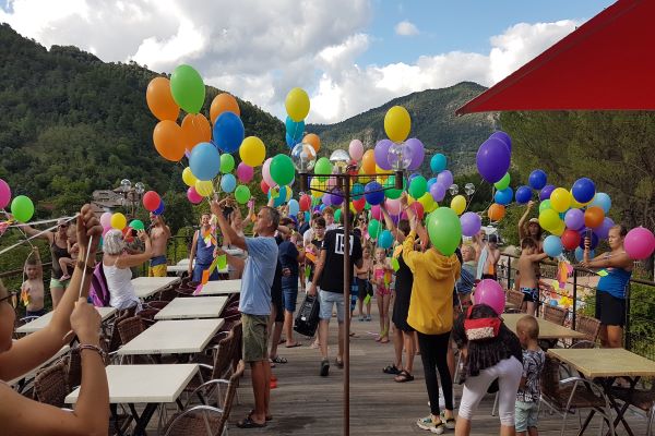 /campings/francia/rodano-alpes/ardeche/MasdeChampel/817a5-lacher-de-ballons-2.jpg