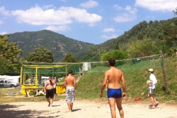 /campings/francia/rodano-alpes/ardeche/MasdeChampel/cfb56-volley-camping.jpg